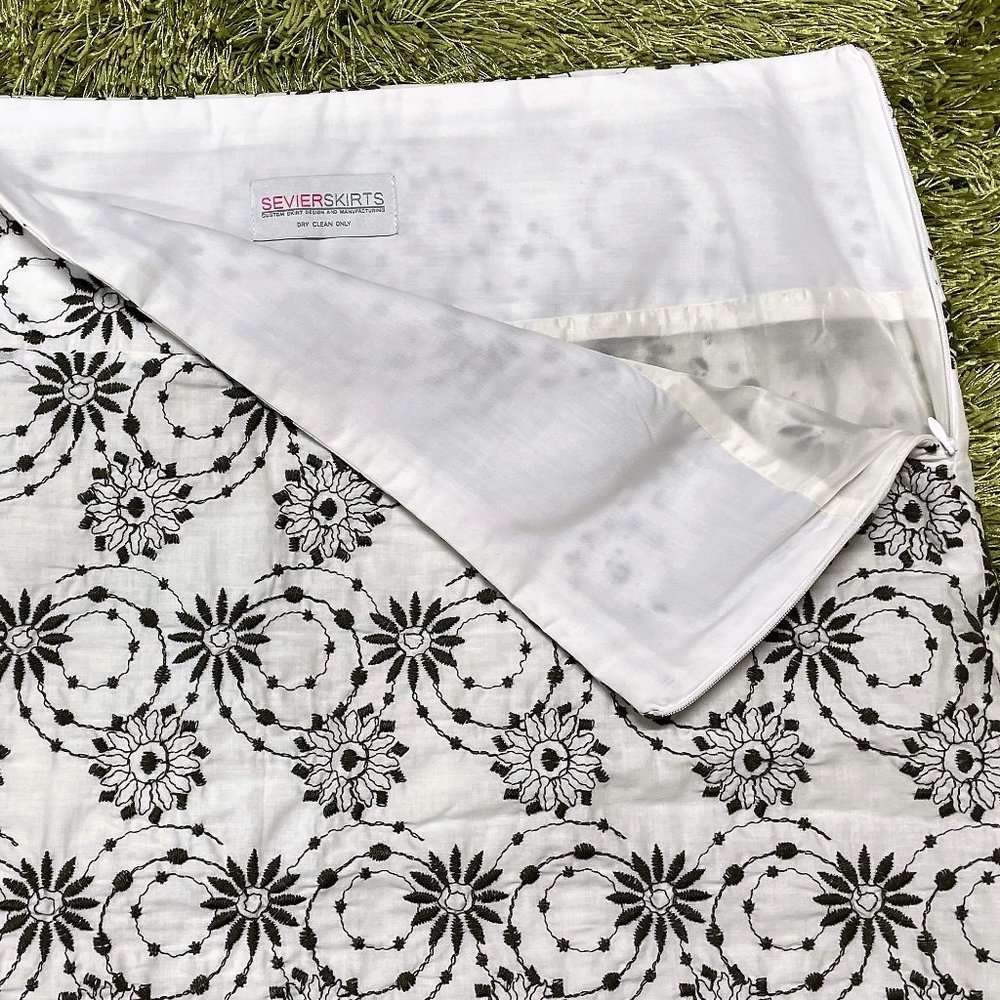 Vintage White Embroidered Floral Mini Skirt | Size L** - Picture 2 of 3